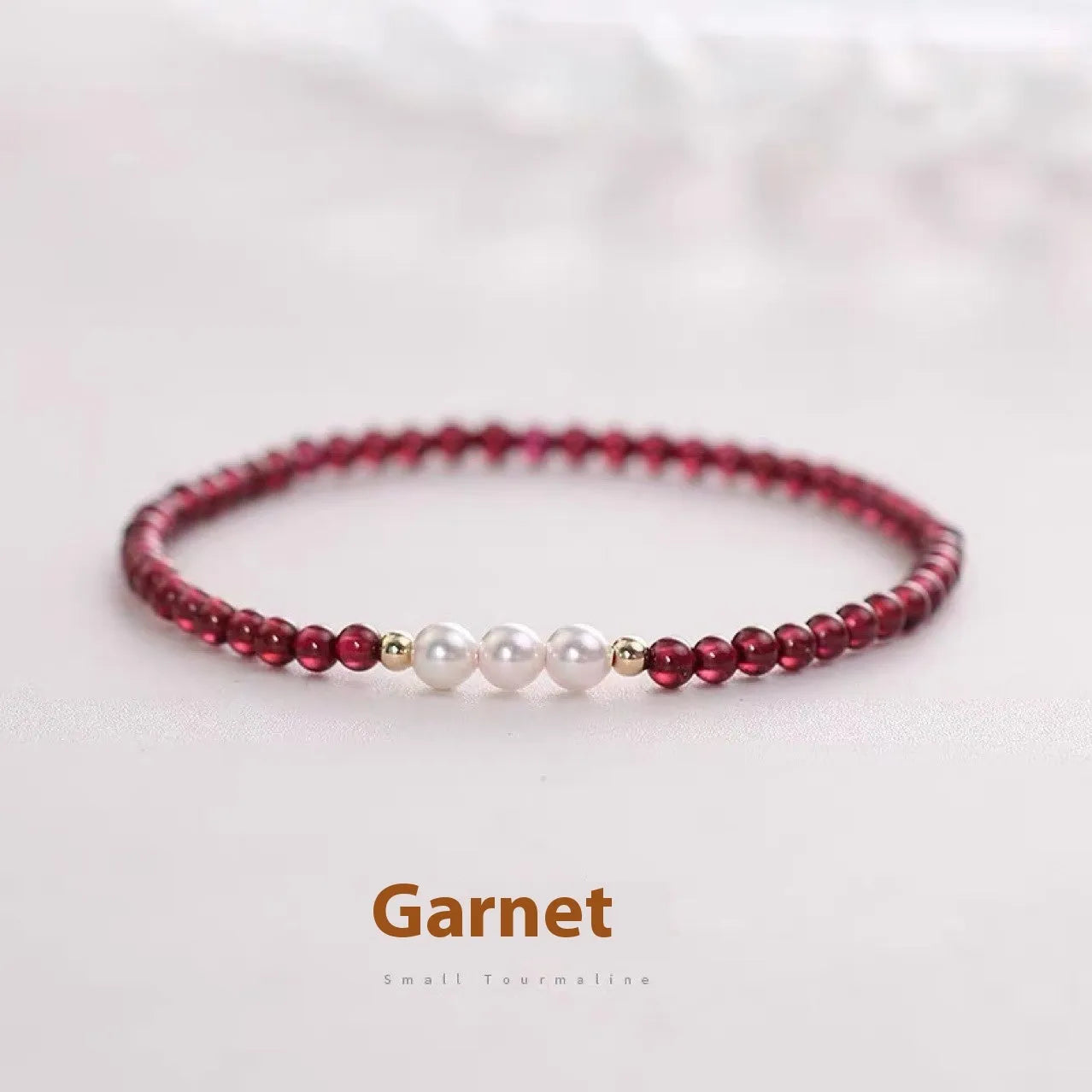 Women's garnet and artificial pearl bracelet with crystal details and adjustable clasp