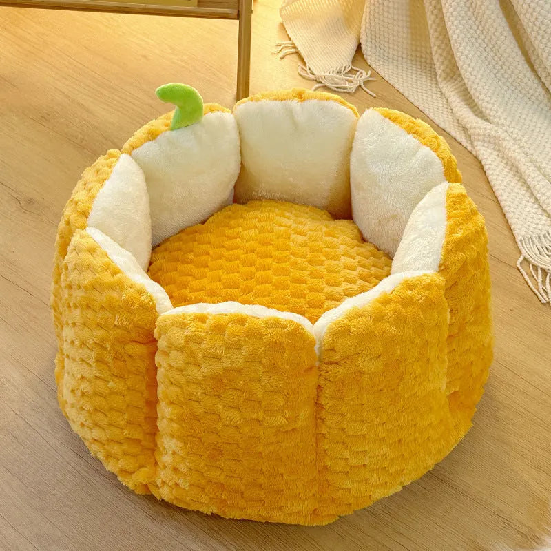 Pumpkin-shaped pet nest for cats with cotton filling in two sizes for autumn and winter