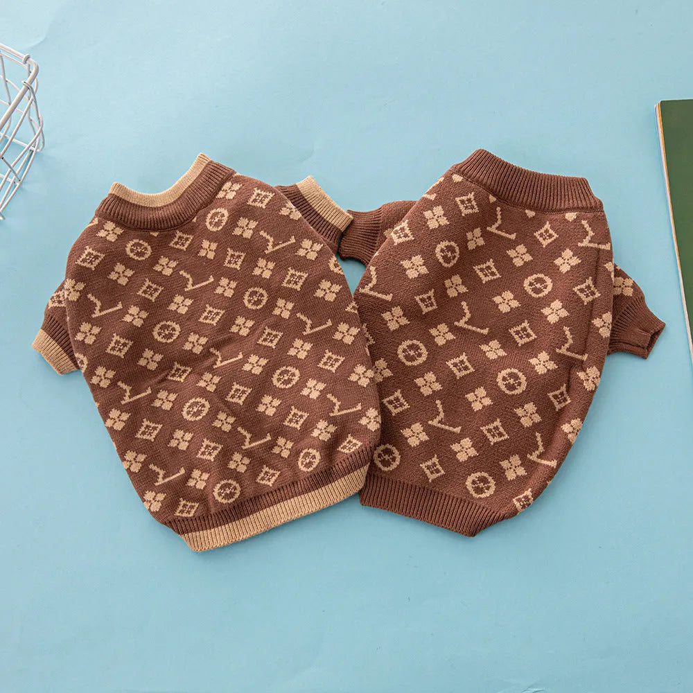 A thick wool dog sweater for autumn and winter wear, shown in a monochrome colour.