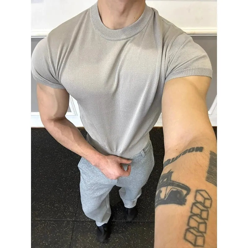 Men's knitted slim fit T-shirt in solid colour with cuff-closing short sleeves