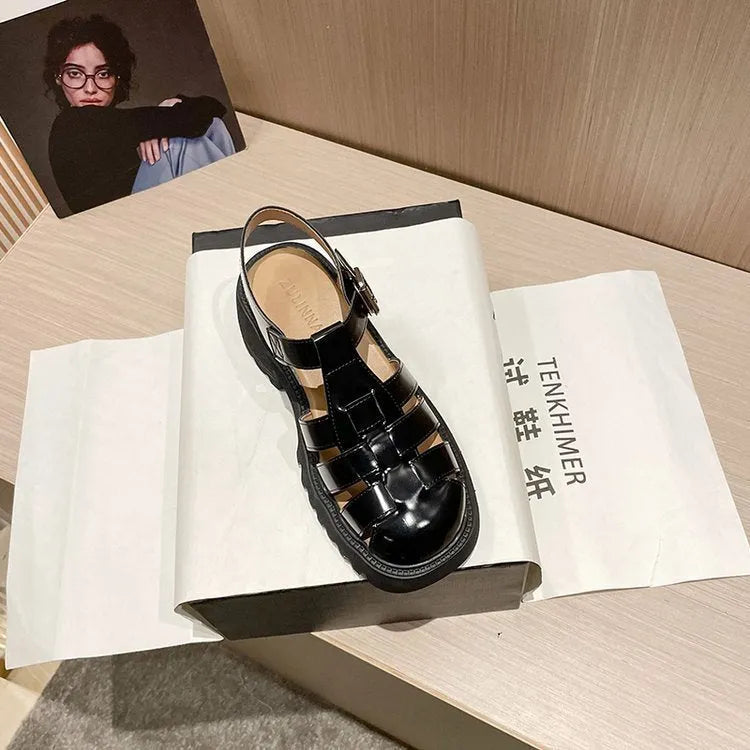 Women's retro platform sandals with closed toe, chunky heel and buckle fastening in black colour