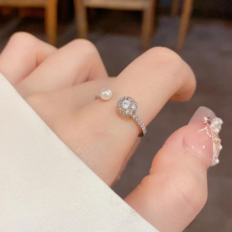 Women's open-mouth adjustable ring with round zircon stone and pearl accent in gold or silver plating