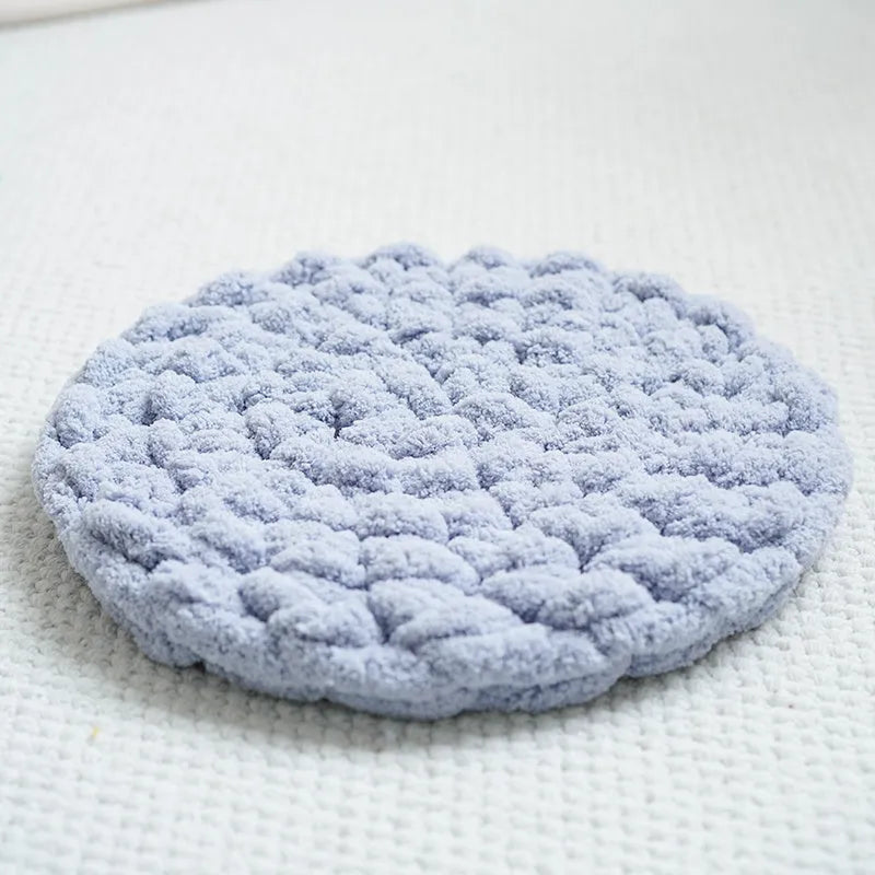 Hand-woven thermal wool pet mat in creamy white for dogs and cats, available in multiple sizes