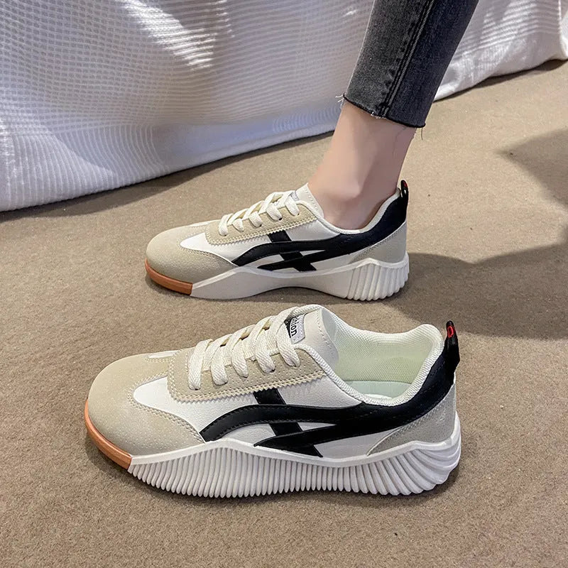 Breathable casual skateboard shoes in Beige Black, artificial PU upper with lace-up closure and rubber sole