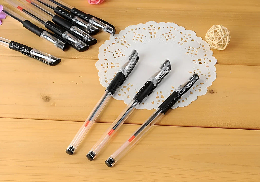 Black gel pen with 0.5mm carbon refill, 14.5cm plastic body, on white background