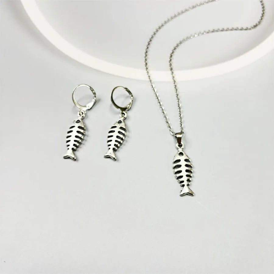 Fishbone pendant necklace with matching earrings on O-chain, adjustable 21-50cm, retro alloy jewellery