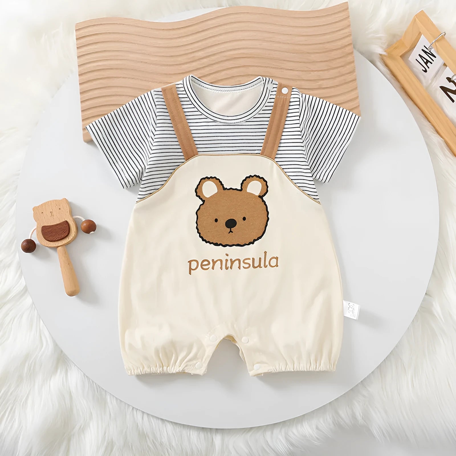 Cotton baby short sleeve romper with a cartoon bear print, Korean style.