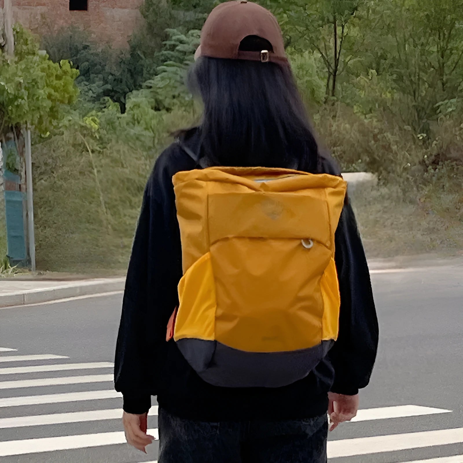 20L waterproof Oxford cloth sports backpack in army green colour with curved shoulder straps