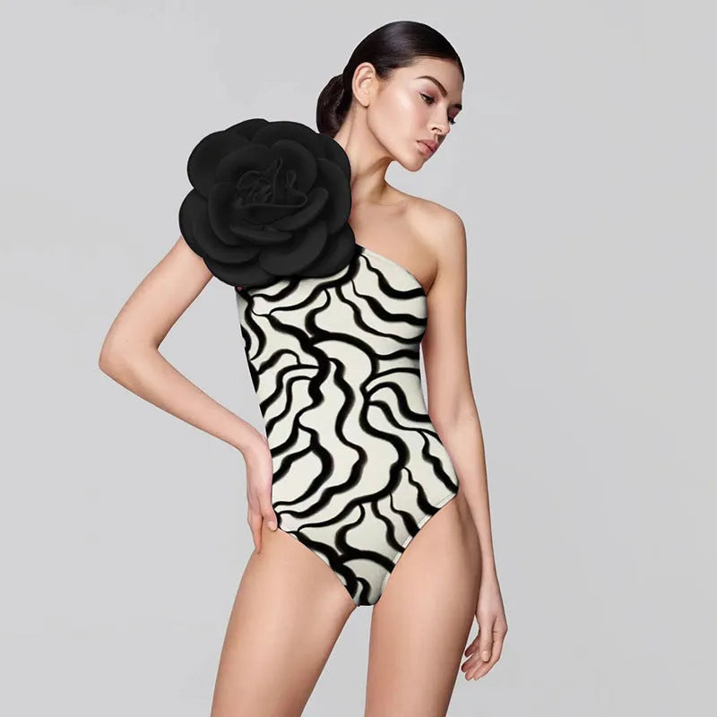 One-piece swimsuit with European American fit in floral or solid colour patterns for swimming
