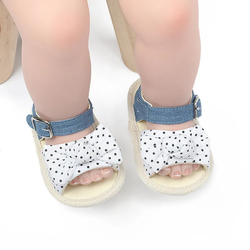 White baby shoes with Velcro strap, shown on a size guide for 11cm, 12cm, and 13cm.