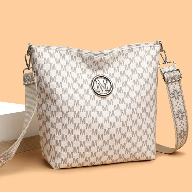 Retro dumpling-shaped shoulder bag in soft PU leather with zippered internal compartment