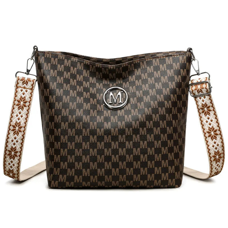 Retro dumpling-shaped shoulder bag in soft PU leather with zippered internal compartment