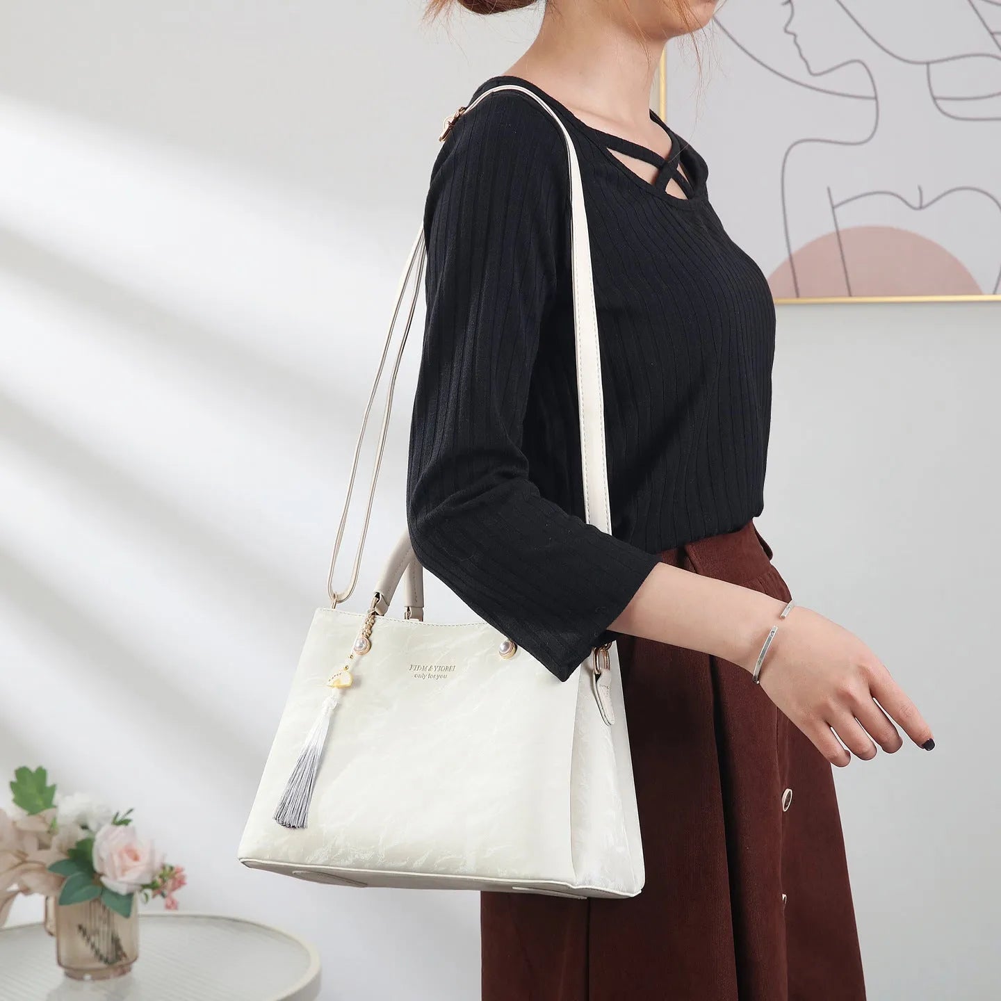 Women's PU shoulder bag in urban simplicity style with slit pocket and four colour options
