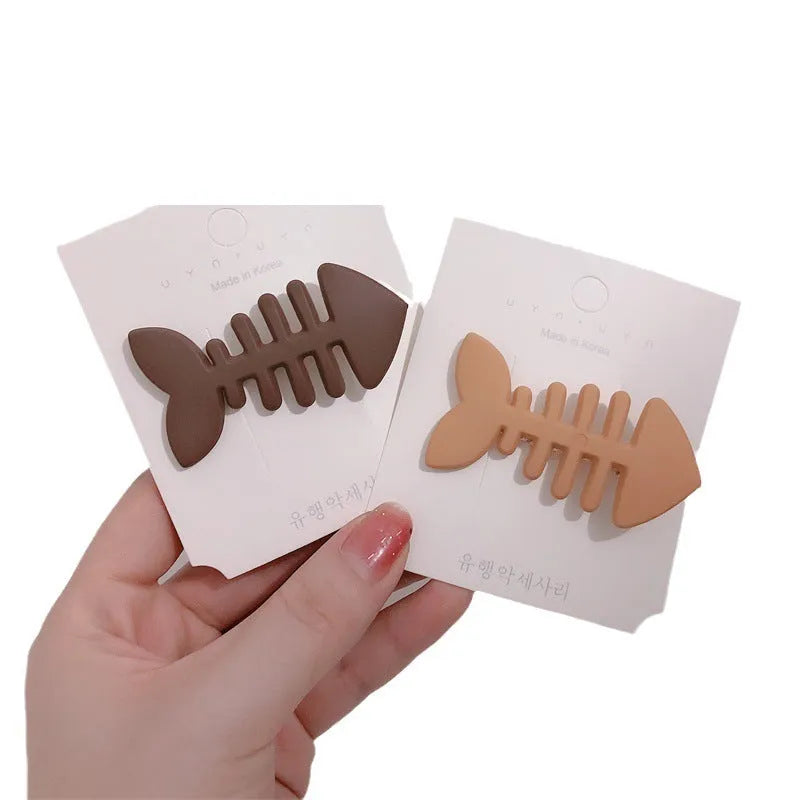 Minimalist fishbone pattern hair barrette with duckbill clip in neutral candy colour