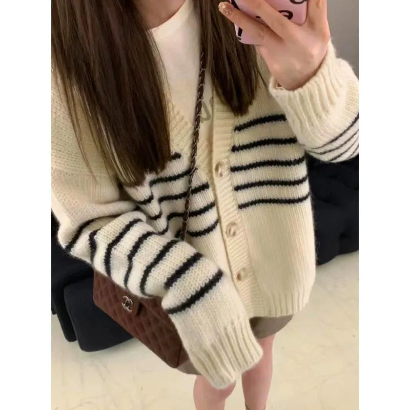 Women's polyester collar button cardigan with 3D pattern in autumn colour