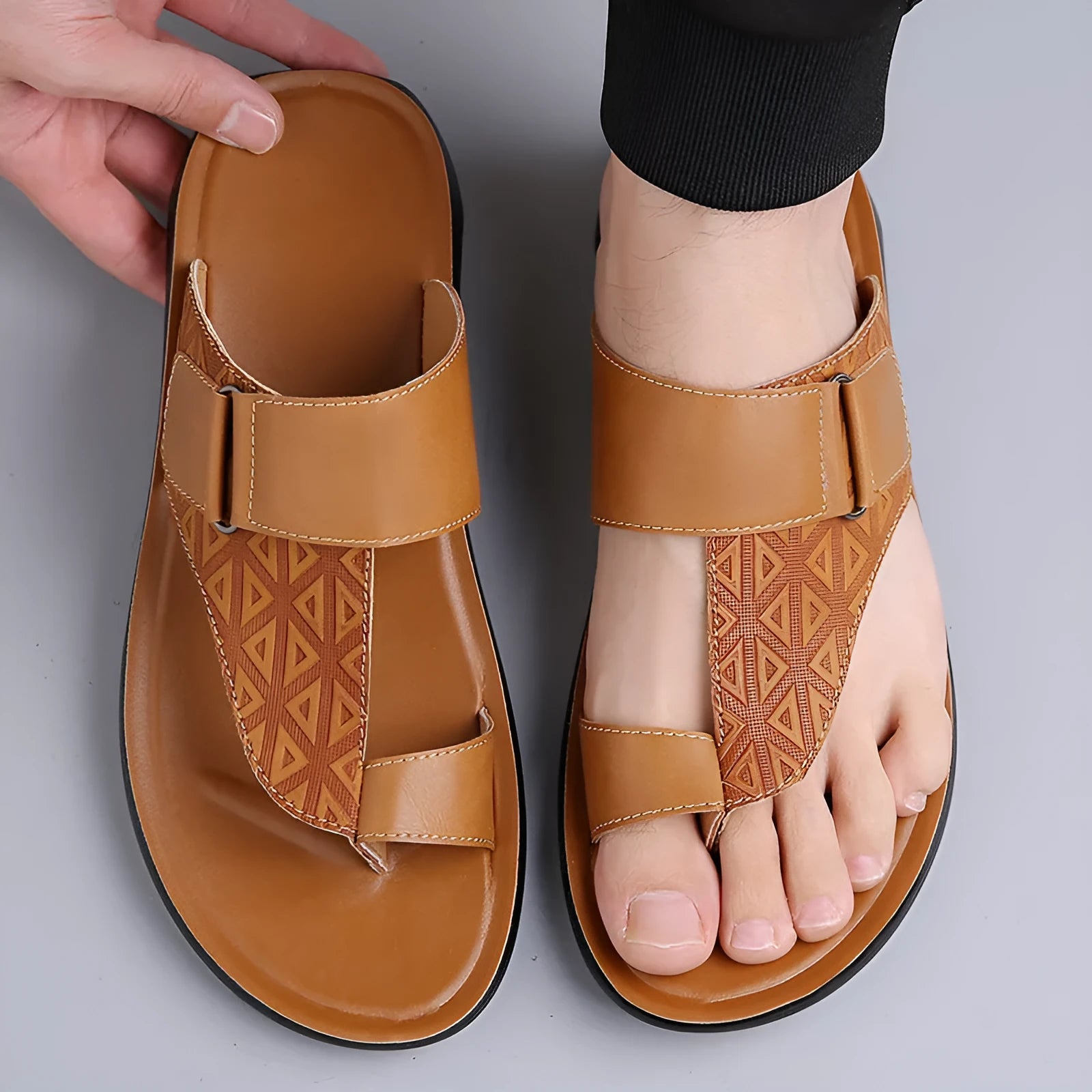 Men's simple beach slippers in cowhide with rubber sole, shown in black colour
