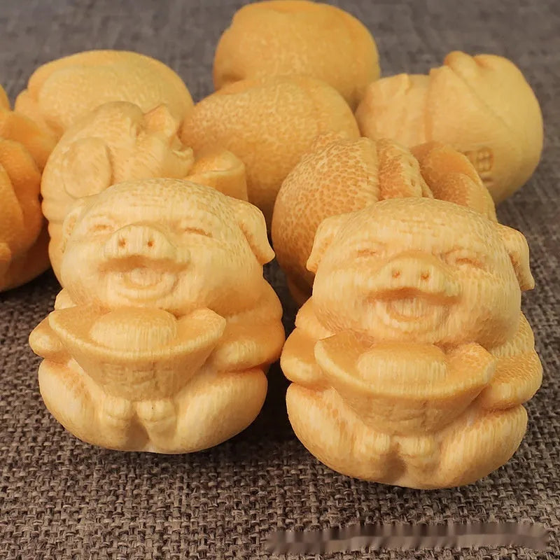 Solid bamboo ingot pig carving ornament, 4cm tall, cute style decorative gift.