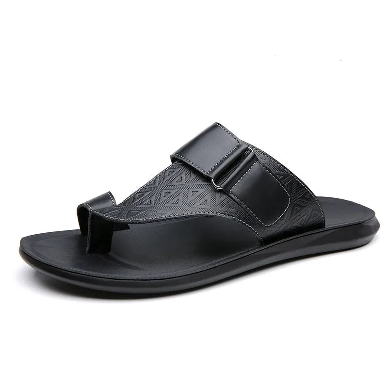 Men's simple beach slippers in cowhide with rubber sole, shown in black colour