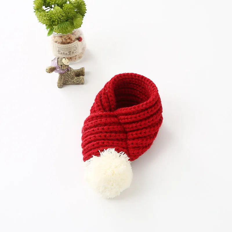 Wool pet scarf for cats and dogs in green, grey, and red, sizes M and XL