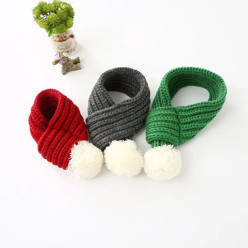 Wool pet scarf for cats and dogs in green, grey, and red, sizes M and XL