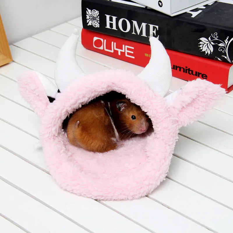 White small pet cold shelter made of soft short plush with 25x22cm base