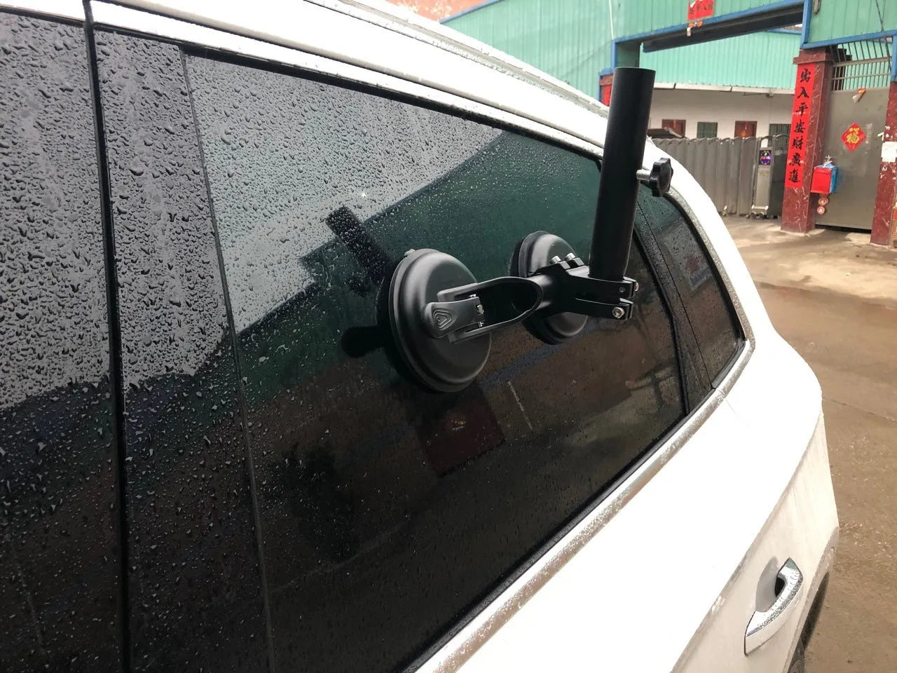 Black off-road car windscreen sucker base with a round glass suction cup and heavy rubber disc.
