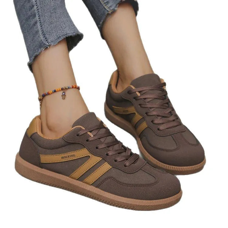 Casual low-top sneaker in a retro colour with round toe and flat rubber sole on a white background.