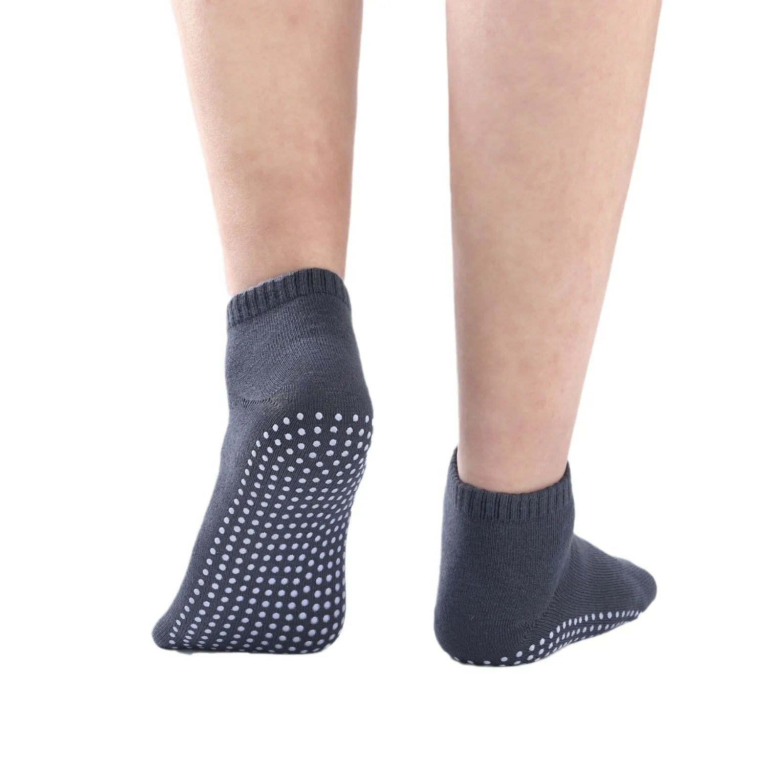 Men's non-slip invisible low-cut cotton yoga socks in solid colour with grip sole – one pair