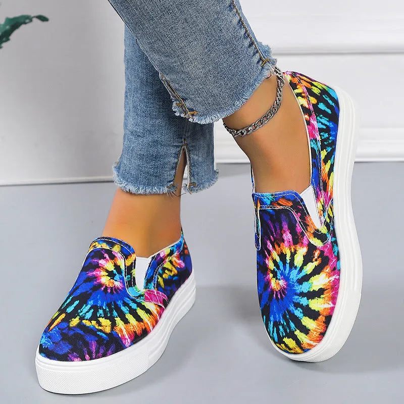 Women's casual low-top canvas sneaker in multiple colours on a flat rubber sole.