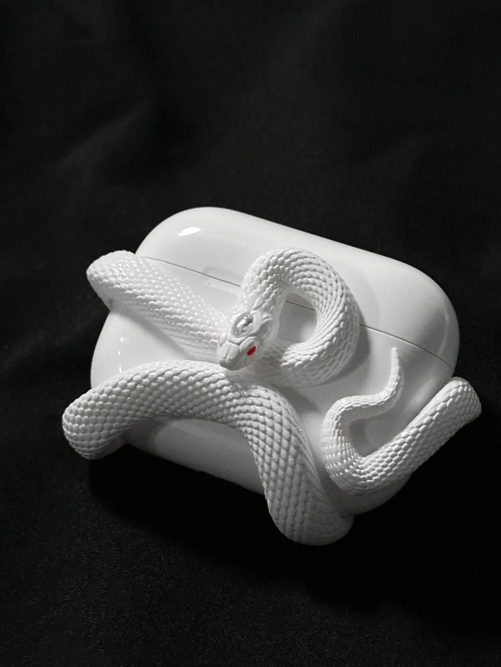 Hard resin snake design protective case for AirPods Pro and Pro 2 charging station in black