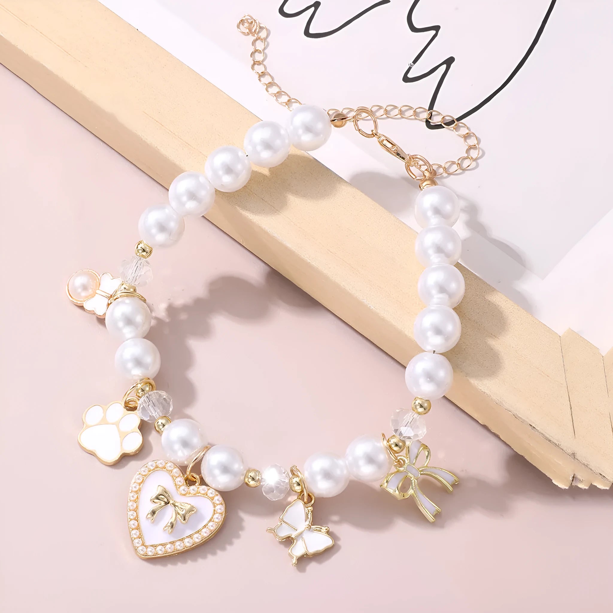 Cartoon pattern monochrome pet pendant necklace on a white background – pearl-like material, black colour option