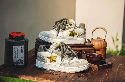 Green low-top casual shoes with star patterns and rubber soles