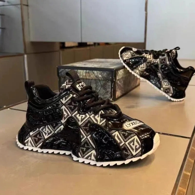 Men's casual platform trainers in black with embroidery stitching and round toe