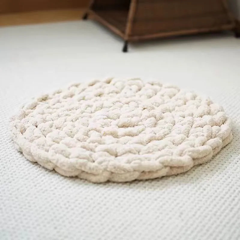 Hand-woven thermal wool pet mat in creamy white for dogs and cats, available in multiple sizes