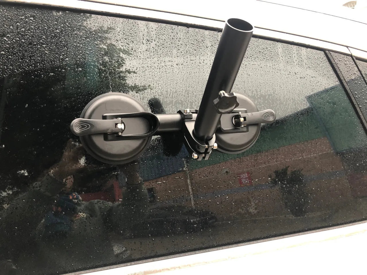 Black off-road car windscreen sucker base with a round glass suction cup and heavy rubber disc.