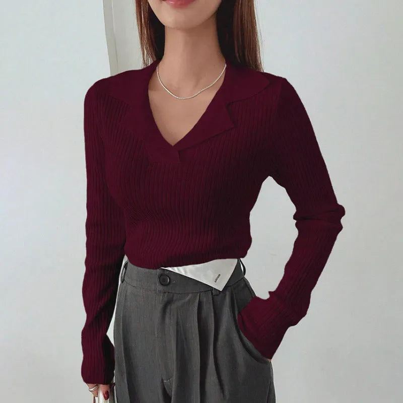 Women's v-neck hemmed pullover sweater with vertical sunken stripe in light gray, slim fit, long sleeve