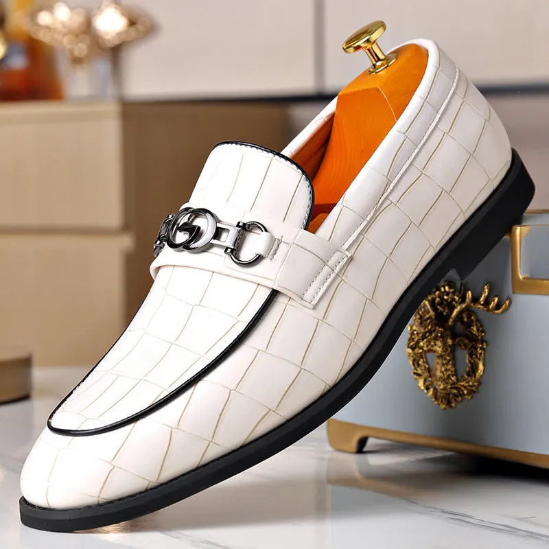 Men's business casual leather shoes with embossed pedal horsebit buckle in solid colour, rubber sole, wedge heel, sizes 38-48