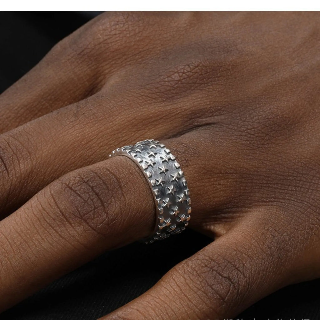 Adjustable multi five-pointed star ring in 925 silver on a plain background