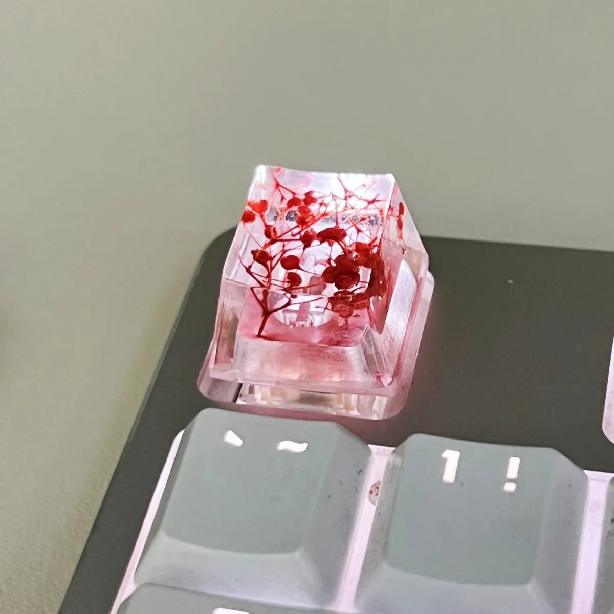 Transparent resin mechanical keyboard keycap with starry sky pattern in pink colour