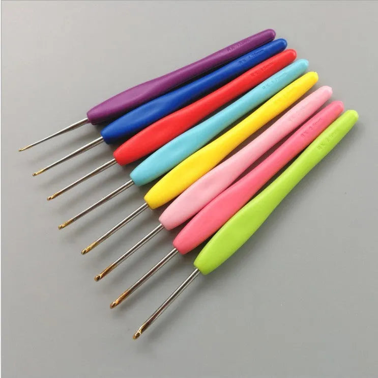 Set of 16 crochet hooks with two handle types in a grey PU fabric storage bag.