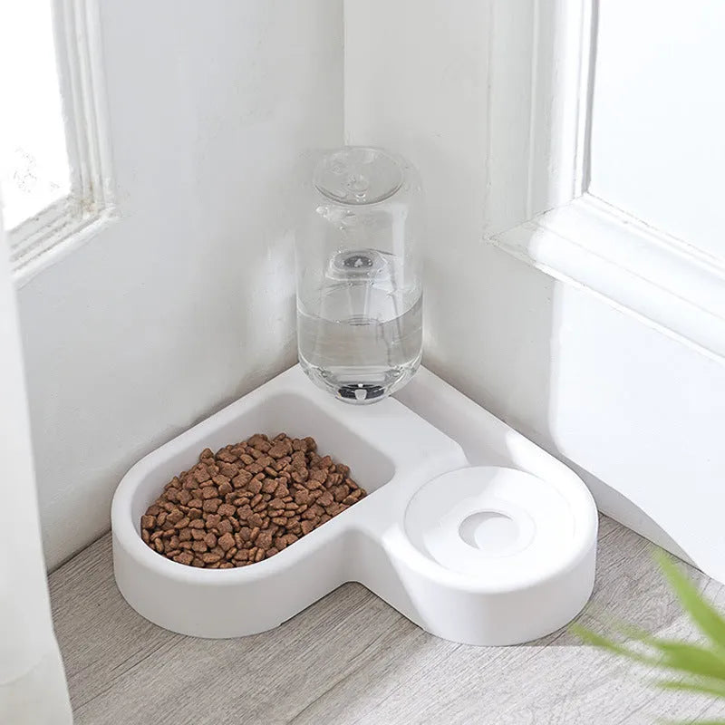 White pet water fountain for cats and dogs with 2.5L capacity and quiet pump