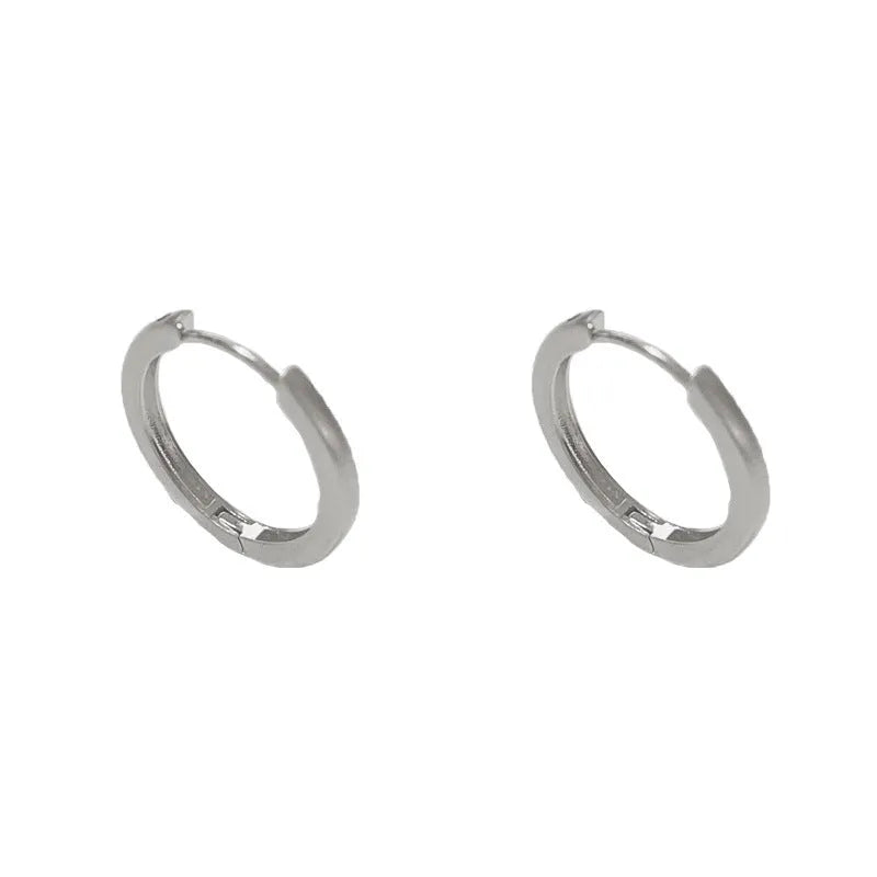 Geometric women's ear clip with round eyelet in gold or silver plating.
