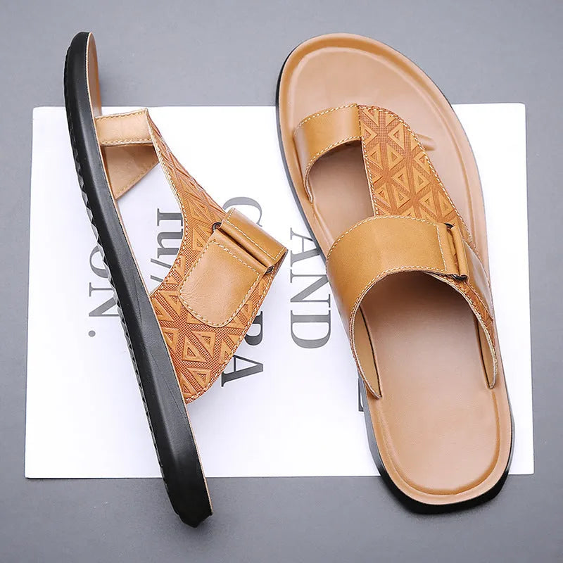 Men's simple beach slippers in cowhide with rubber sole, shown in black colour