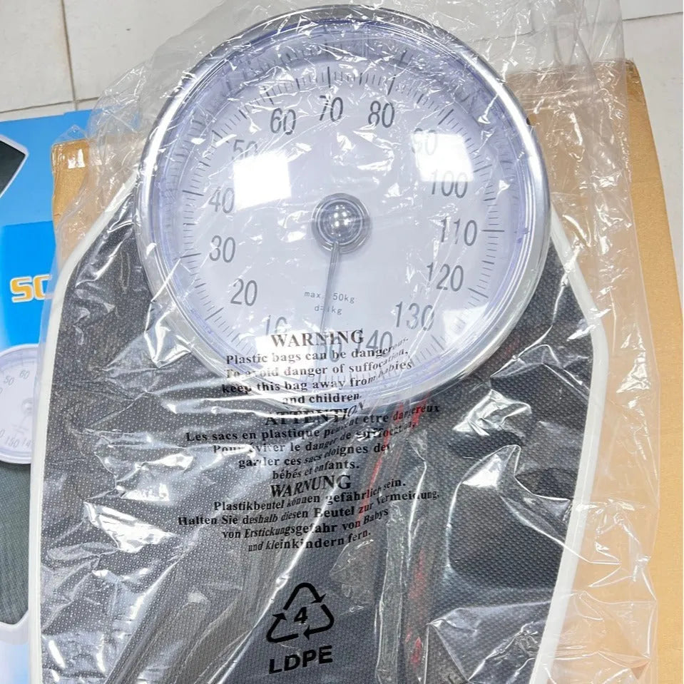 Black mechanical body weight scale with large dial display on 47x35x11cm platform
