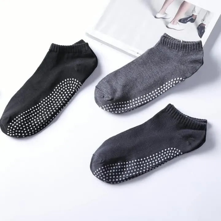 Men's non-slip invisible low-cut cotton yoga socks in solid colour with grip sole – one pair