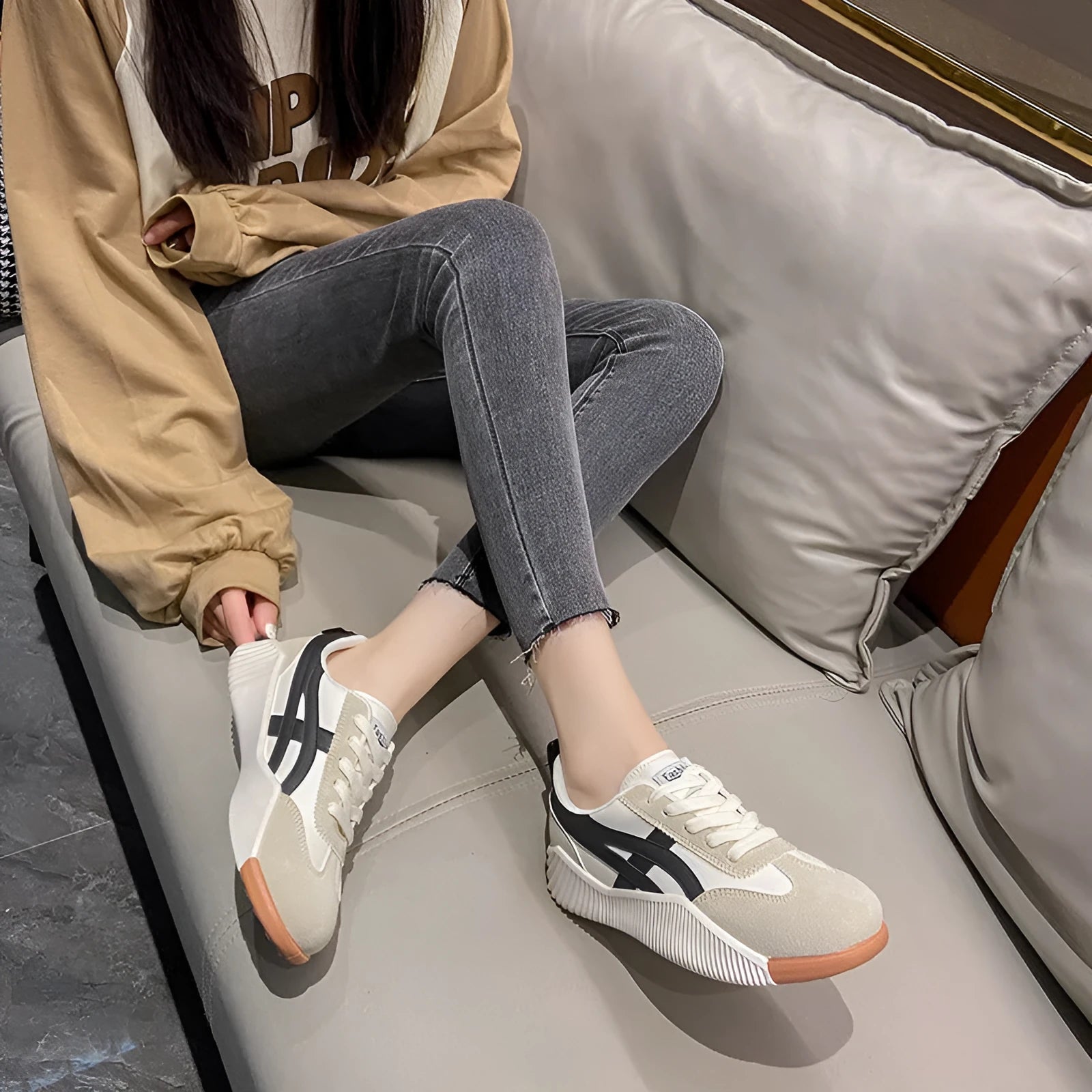 Breathable casual skateboard shoes in Beige Black, artificial PU upper with lace-up closure and rubber sole