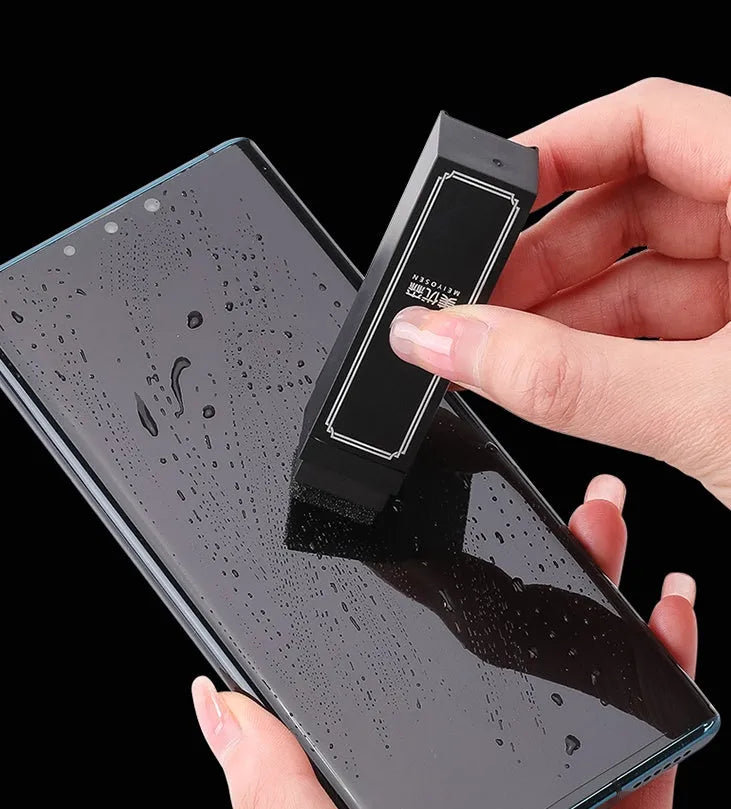 Black pack of 40 disposable screen cleaner wet wipes for mobile phones and tablets.