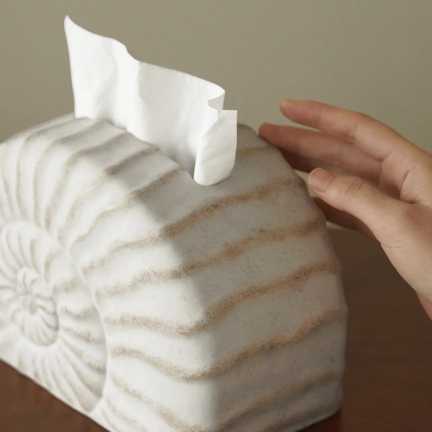 Conch shell design resin tissue box with rambling colour pattern for home decoration