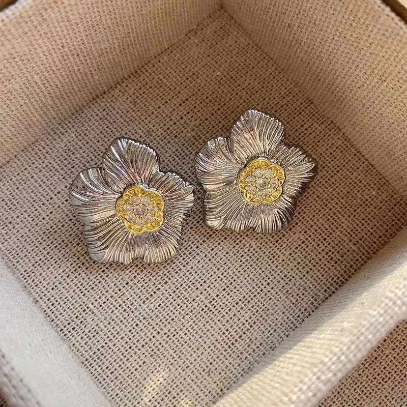 Copper stud earrings with a retro gardenia flower design in E3002 two-tone colour.