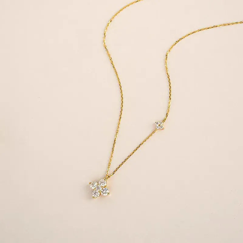 Silver clover clavicle chain necklace with O-ring chain and flower pendant on white background